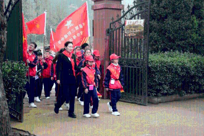 救援旅行男孩